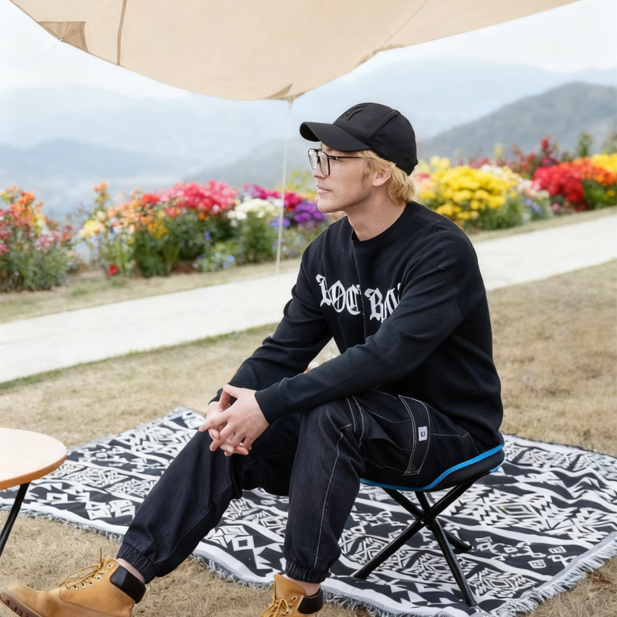 4 Vibrant Trek Lightweight Tripod Stool (Black & Pink) - Imagen 1